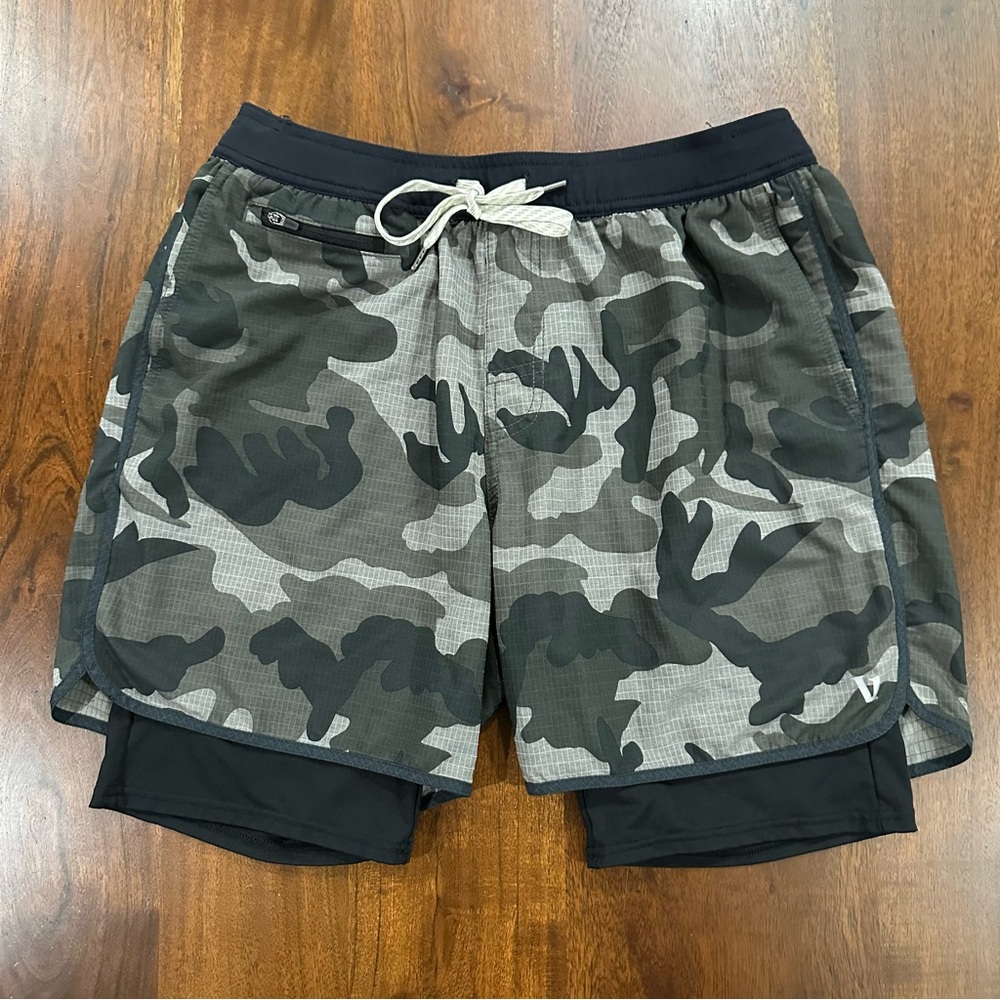 Vuori Men's Stockton Compression Lined Athletic Active Shorts Camo Size M